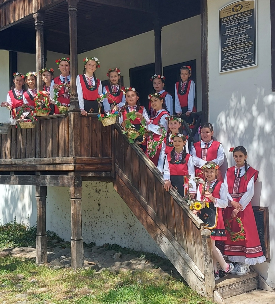  Учениците съхраняват българските традиции, като отбелязват пролетните празници Лазаровден и Цветница