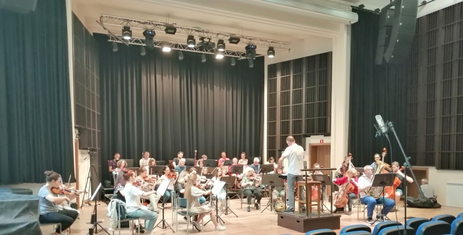 Учениците от НУ „Св. Софроний Врачански“ на концерт за туба и оркестър