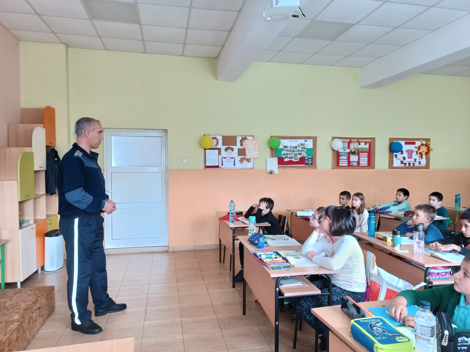 Беседа с ученици за пътна безопасност проведоха полицейски инспектори ...