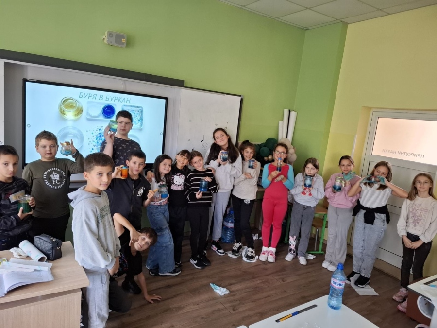 Нашето първо STEM занимание: „Буря в буркан“