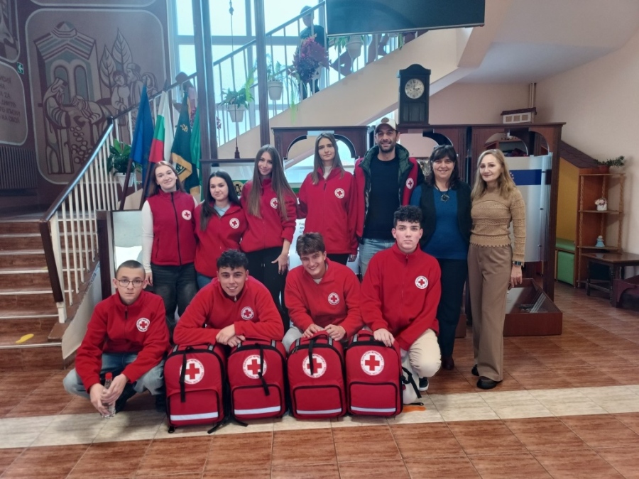 Урок по първа помощ от младежи, доброволци на Българския Червен кръст