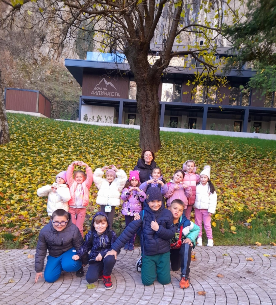 Малките приключенци  заснеха красотата на природата по време на туристическата си  разходка